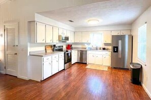 冷蔵庫、電子レンジ、オーブン、コンロ