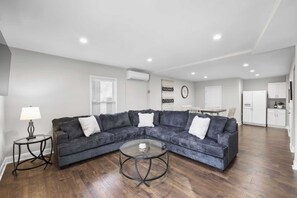 Interior - Porch Paradise by Avantstay New Pool, Firepit (Mooresville)