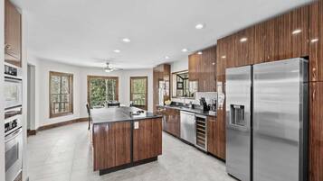 House (5 Bedrooms) | Interior