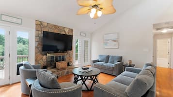 House (5 Bedrooms) | Interior