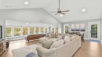 House (5 Bedrooms) | Interior