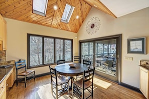 Interior - Landover Lodge by Avantstay Waterfront + Dock (Mooresville)
