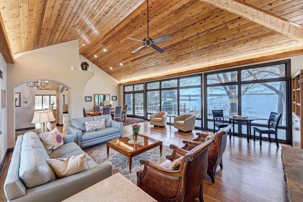 Landover Lodge by Avantstay Waterfront + Dock - Lake Norman of Catawba, NC