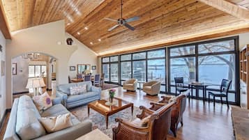 House (5 Bedrooms) | Interior