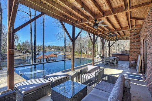 Winding Down by Avantstay Sleeps 20 + Dock, View