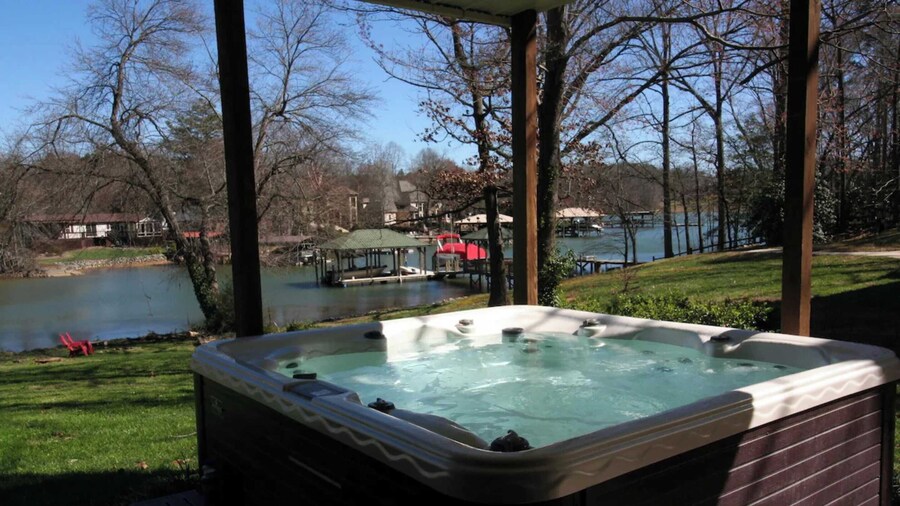 Lakeside Lodge by Avantstay Hot Tub + Dock