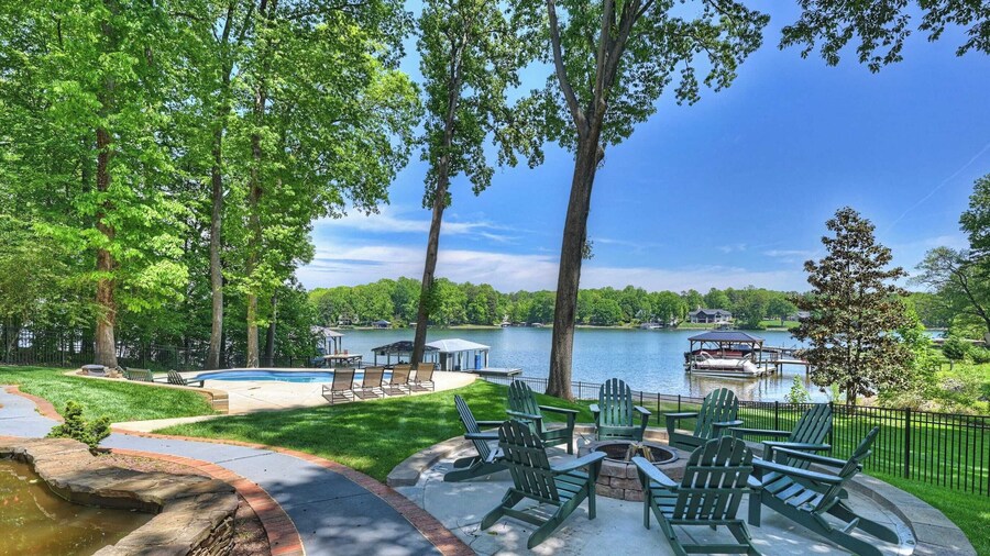 Lucky's Lake House by Avantstay Private Lake Bar