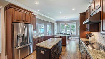 House (5 Bedrooms) | Interior