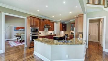 House (5 Bedrooms) | Interior