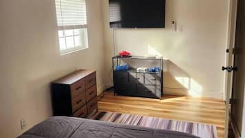 1 dormitorio, tabla de planchar con plancha, wifi y ropa de cama