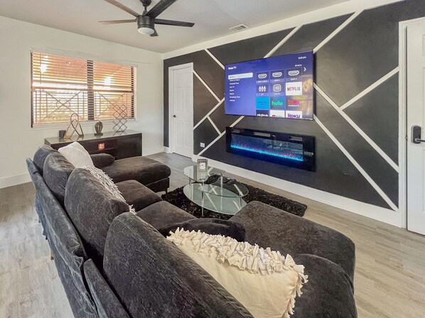 Smart TV, fireplace - White House Miami w/King Size Bed
 (Miami)