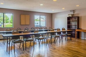 Meeting facility - Royal Inn Suites (Huntington)