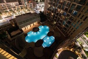 Pool - Luxurious 3-bedroom apartment in Downtown Dubai (Dubai)