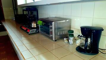 Réfrigérateur, micro-ondes, plaque de cuisson, cafetière/bouilloire