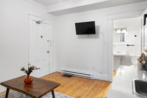 Hiustenkuivaaja, pyyhkeet, saippua, vessapaperi