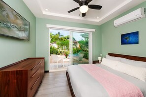 3 makuuhuonetta, työpöytä, silitysrauta/-lauta, vauvan matkasänky