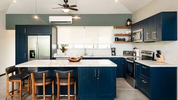 KĂŒhlschrank, Mikrowelle, Ofen, Herdplatte