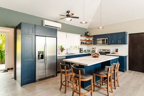 ثلاجة، ميكروويف، فرن، موقد طهي مسطح