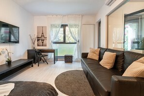 Living area - Cozy studio with garden view near Polyethnic University (București)