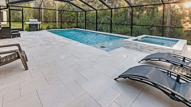 Piscina al aire libre techada con sillas de descanso y una parrilla.