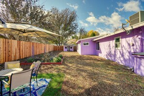 Outdoor dining - Artfully Decorated Cottonwood Home: Pets Welcome! (Cottonwood)