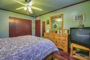 2 bedrooms, desk, WiFi, bed sheets - Artfully Decorated Cottonwood Home: Pets Welcome! (Cottonwood)
