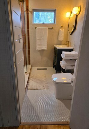Hair dryer, towels - Spacious Hidden Gem in Athens OH (Athens)