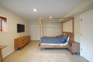 6 bedrooms, travel cot, free WiFi - Spacious Hidden Gem in Athens OH (Athens)