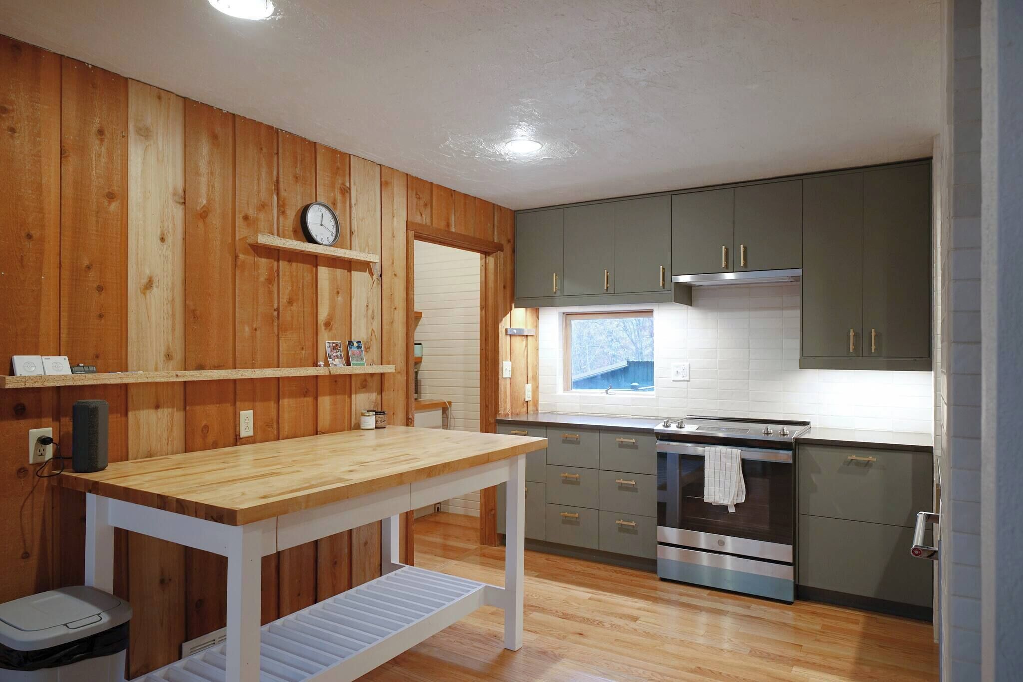 Microwave, oven, dishwasher, coffee/tea maker