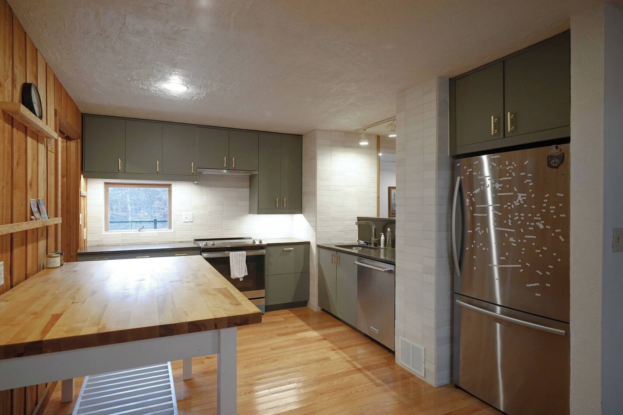 Microwave, oven, dishwasher, coffee/tea maker