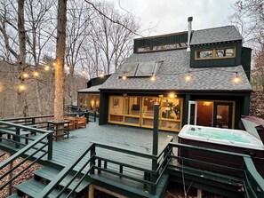 Outdoor spa tub - Spacious Hidden Gem in Athens OH (Athens)