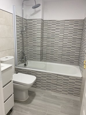 Shower, hair dryer, towels, toilet paper - Apartamento de 2 Dormitorios con Vista al mar a 5 min a pie Hasta la Playa (Calahonda)