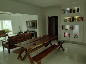 Dining - Casa pé na Praia Casa Para Locação em Itanhaém 🏡 Litoral (Balneario Gaivotas Itanhaém)