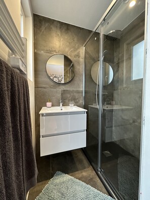 Dusj, hårføner, håndklær og såpe