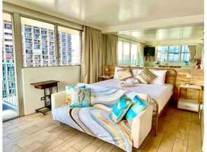 1 bedroom, iron/ironing board, WiFi, bed sheets - Waikiki Ocean View Deluxe Studio (Honolulu)