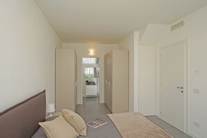 3 slaapkamers, een strijkplank/strijkijzer, gratis wifi, beddengoed