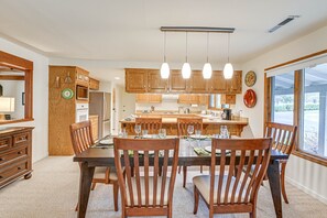 Dining - Fishing & Rafting Retreat: 7 Mi to Rogue River! (Grants Pass)