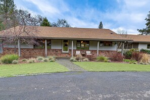 Exterior - Fishing & Rafting Retreat: 7 Mi to Rogue River! (Grants Pass)