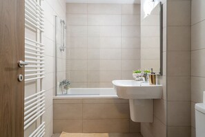 Haartrockner, Handtücher, Seife, Shampoo
