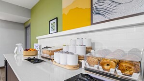 Un bufé de desayuno con diversas opciones de alimentos y salsas.
