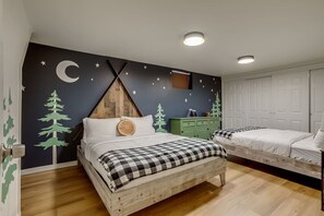 5 bedrooms, desk, iron/ironing board, travel cot - 5BR HotTub+Game Room| Red Rocks | Denver| Old Town (Arvada)
