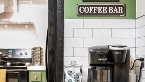 Eine Küche mit einer Kaffeemaschine und einer Kapsel für Kaffee.