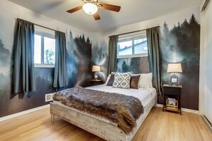 5 soverom, skrivebord, strykejern/-brett og reiseseng for barn