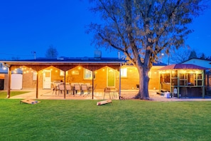 Outdoor dining - 5BR HotTub+Game Room| Red Rocks | Denver| Old Town (Arvada)