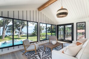 Smart TV, books - the LAKEHOUSE/Lake George/Boat Ramp Access/Luxe (Salt Springs)