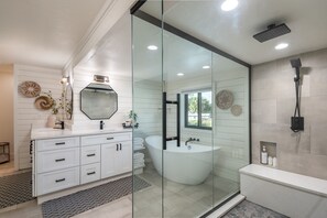 Shower, hair dryer, bidet, towels - the LAKEHOUSE/Lake George/Boat Ramp Access/Luxe (Salt Springs)