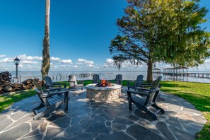 Terrace/patio - the LAKEHOUSE/Lake George/Boat Ramp Access/Luxe (Salt Springs)