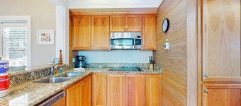 Beautiful, dog-friendly cottage with deck & patio - stroll to Carrabelle Beach