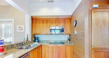 Beautiful, dog-friendly cottage with deck & patio - stroll to Carrabelle Beach