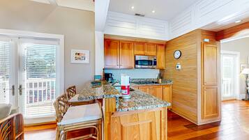 Réfrigérateur, micro-ondes, lave-vaisselle, cafetière/bouilloire